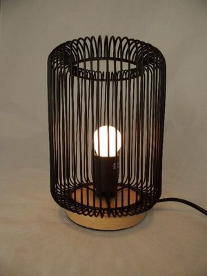 Moderne metalen tafellamp zuil