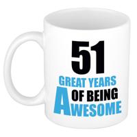 Verjaardag 51 jaar Koffiemok Cadeau - Great years of being awesome - wit/blauw