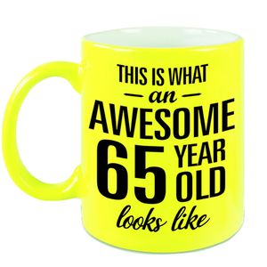 Awesome 65 year cadeau mok / beker neon geel 330 ml