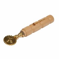 Messing pasta snijder met een enkel tandblad met een diameter van 38 mm. Grijp van esdoorn
