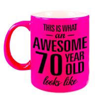Awesome 70 year verjaardag cadeau - koffiemok - beker - neon roze - 330 ml