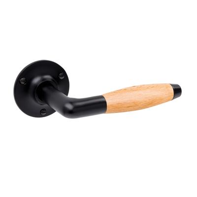 De Oude Deurklink Deurklink klassiek eikenhout geveerd met rond rozet in mat zwart