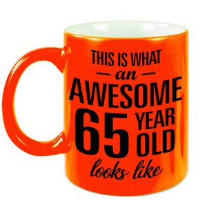 Neon oranje Awesome 65 year cadeau mok / verjaardag beker 330 ml - feest mokken