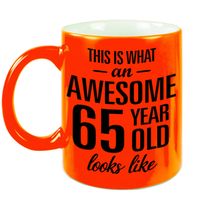 Neon oranje Awesome 65 year cadeau mok / verjaardag beker 330 ml - feest mokken - thumbnail