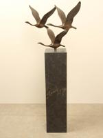 3 bronzen zwanen