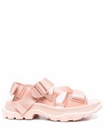 Alexander McQueen sandales Trekking à semelle épaisse - Rose