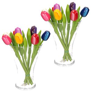 2x Set van bos houten tulpen boeket 34 cm in glazen vaas 25 cm