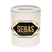 Spaarpot met voornaam Sebas - wit - goud/zwart embleem - 8 x 9 cm - keramiek - afsluitdop