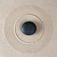 Karo-art Schilderij - Zen steen in het zand, inspiratie , beige Zwart , 3 maten , Premium Print