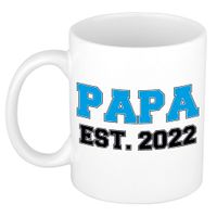 Papa est 2022 kado mok / beker wit met blauwe letters 300 ml - thumbnail