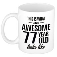 This is what an awesome 77 year old looks like - cadeau koffiemok - 300 ml - verjaardag 77 jaar