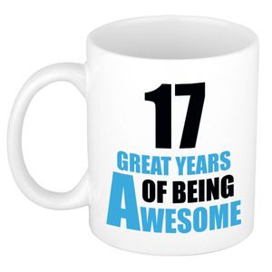 17 great years of being awesome cadeau mok / beker wit en blauw - verjaardagscadeau 17 jaar