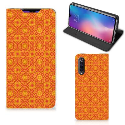 Xiaomi Mi 9 | Hoesje met Magneet | Batik Oranje