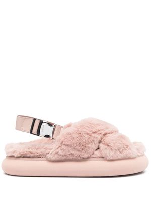 Moncler chaussons en peau lainée à brides croisées - Rose