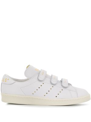 adidas baskets à détails perforés - Blanc