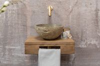 Saniclear Seba fonteinset met bruin eiken plank, rivierstenen waskom en gouden kraan voor in het toilet