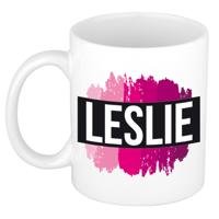 Leslie naam cadeau koffie mok - beker - met roze verfstrepen - Cadeau collega - moederdag