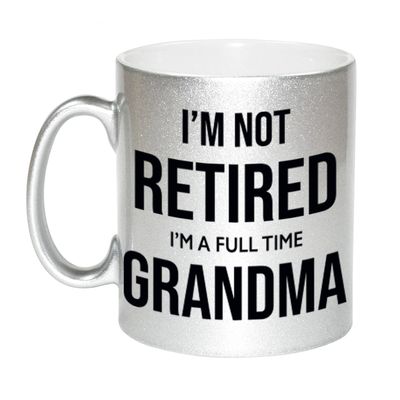 Im not retired im a full time grandma / oma pensioen mok / beker zilver afscheidscadeau 330 ml Im not retired im a full time grandma / oma pensioen mok / beker zilver afscheidscadeau 330 ml