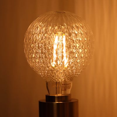 Globe geribbeld met ruiten LED lamp 4W 300 lumen E27 1800K warm kaarslicht 17,5 cm hoog