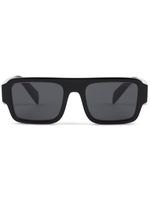 Prada Eyewear lunettes de soleil rectangulaires Symbole - Noir - thumbnail