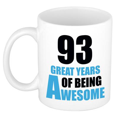 Verjaardag 93 jaar Koffiemok Cadeau - Great years of being awesome - wit/blauw
