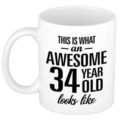 This is what an awesome 34 year old looks like - cadeau koffiemok - 300 ml - verjaardag 34 jaar