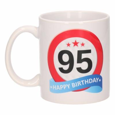 95 jaar Verjaardag koffiemok - cadeau beker - stopbord print - 300 ml - keramiek - wit