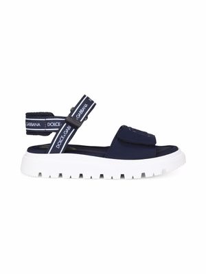 Dolce & Gabbana Kids sandales à attaches scratch à logo - Bleu