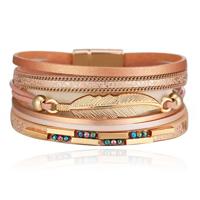 Deja Armband goudkleurig beige met veer en strass