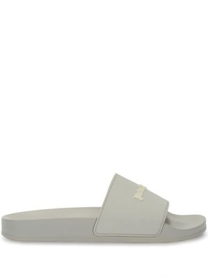 Palm Angels claquettes à logo embossé - Gris