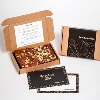 Brownie Premium box - 6 Brownies - Brievenbus Pakket - Box Brownies - Vleugje alcohol - 3x Boerenjongens - Amandel - 3x Baileys Nutella - Hazelnoot