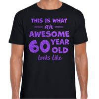 Cadeau T-shirt voor heren - leeftijd 60 jaar - awesome - zwart - glitter paars - Verjaardagsfeest - thumbnail