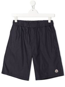 Moncler Enfant short à patch logo - Bleu