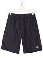 Moncler Enfant short à patch logo - Bleu