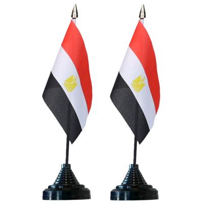 Vlag Egypte tafelvlaggetjes - 4x stuks - 10 x 15 cm vlag - met zwarte standaard