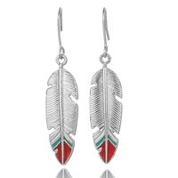Lange zilverkleurige oorbellen veer met rode en turquoise details