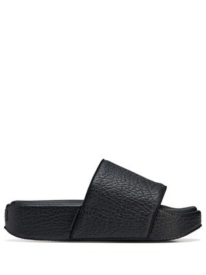 Y-3 claquettes grainées à bout ouvert - Noir