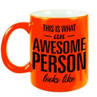 Awesome person / persoon cadeau mok / beker neon oranje 330 ml