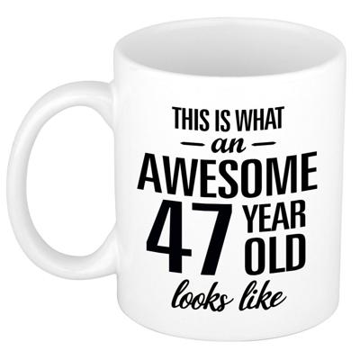 This is what an awesome 47 year old looks like - cadeau koffiemok - 300 ml - verjaardag 47 jaar