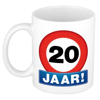 Verjaardag koffiemok - drink beker - thema 20 jaar - leeftijd verkeersbord - 300 ml - keramiek