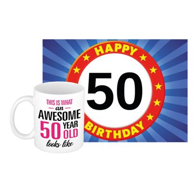 Verjaardag cadeau koffiemok 50 jaar - vrouw - awesome - met A5 formaat wenskaart