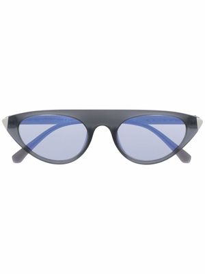 Calvin Klein Jeans lunettes de soleil à monture papillon - Gris