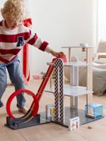 Garage met 3 niveaus en looping van FSC®-hout rood