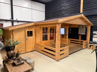 Tuindeco Manchester Blokhut 440x440 cm + overkapping 223 cm 58 mm vuren blank incl. dakshingles en vloer - Showmodel Numansdorp- Zadeldak- Onbehandeld vurenhout- Tuindeco Tuindeco Manchester Blokhut 440x440 cm + overkapping 223 cm 58 mm vuren blank incl. dakshingles en vloer - Showmodel Numansdorp- Zadeldak- Onbehandeld vurenhout- Tuindeco