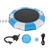 VEVOR opblaasbare watertrampoline met ladder, waterdicht, slijtvast, watertrampolines 3,96 m groot springoppervlak, springplatform waterpark zwembadtrampoline, blauw + wit 226 kg laadvermogen