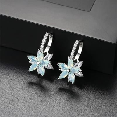 Leuke romantische mooie heldere stenen bloem vorm handige eenvoudige Stud koper Cubic Zirconia oorbellen (groen)