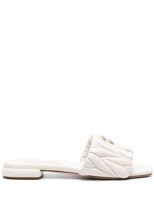 Miu Miu sandales matelassées à logo - Blanc