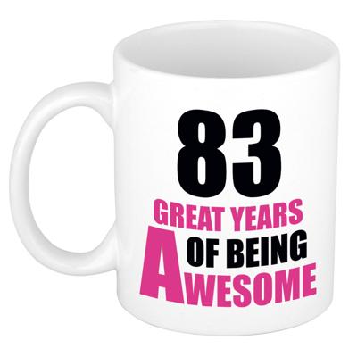 Verjaardag 83 jaar Koffiemok Cadeau - Great years of being awesome - wit/roze - voor dames