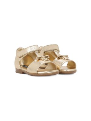 Dolce & Gabbana Kids sandales en cuir à plaque logo - Or