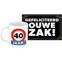 Verjaardag cadeau mok/beker 40 jaar print 300 ml + A5-size wenskaart ouwe zak